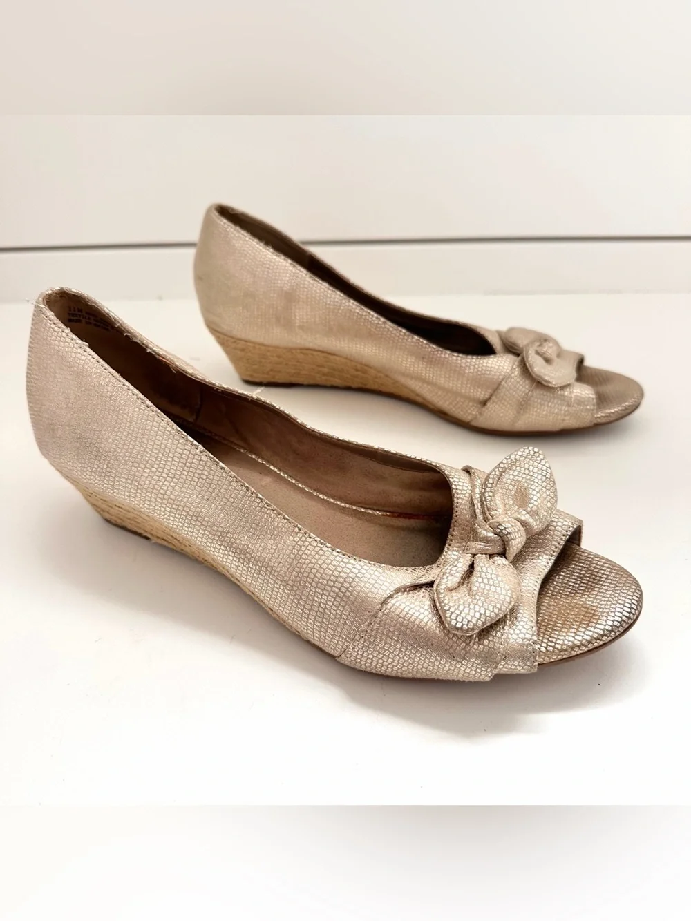 AEROSOLES Ship Deck Gold Snake Peep-Toe Bow wedge size 11